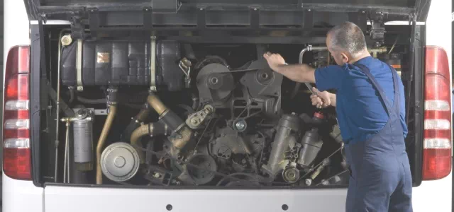 Mechanik naprawia samochód ciężarowy